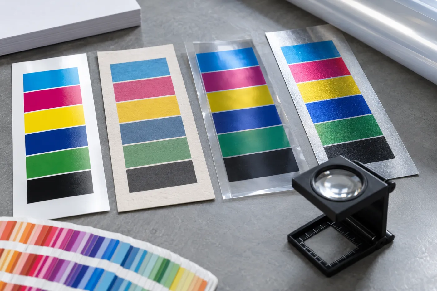 La misma barra de color impresa sobre papel estucado, papel no estucado, film y soporte metalizado, junto a un cuentahílos