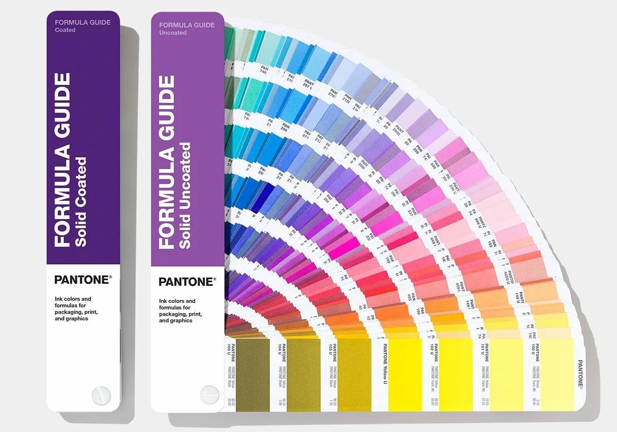 Abanicos de color PANTONE Formula Guide desplegados